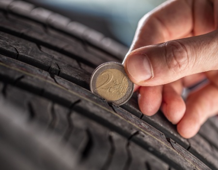 Prova usura pneumatico con moneta da 2 euro